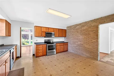 $259,900 | 2219 Mitchell Drive, Irwin, PA 15642
