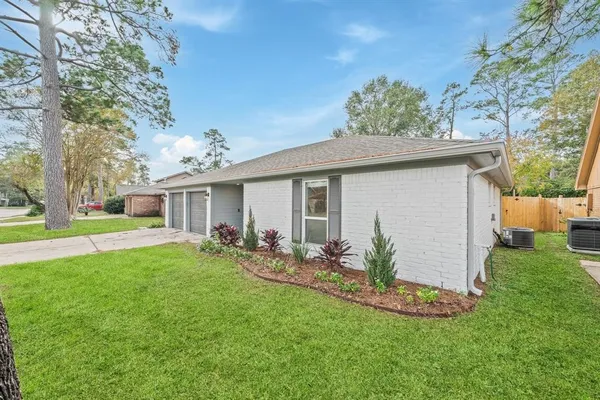 a view of a house with back yard