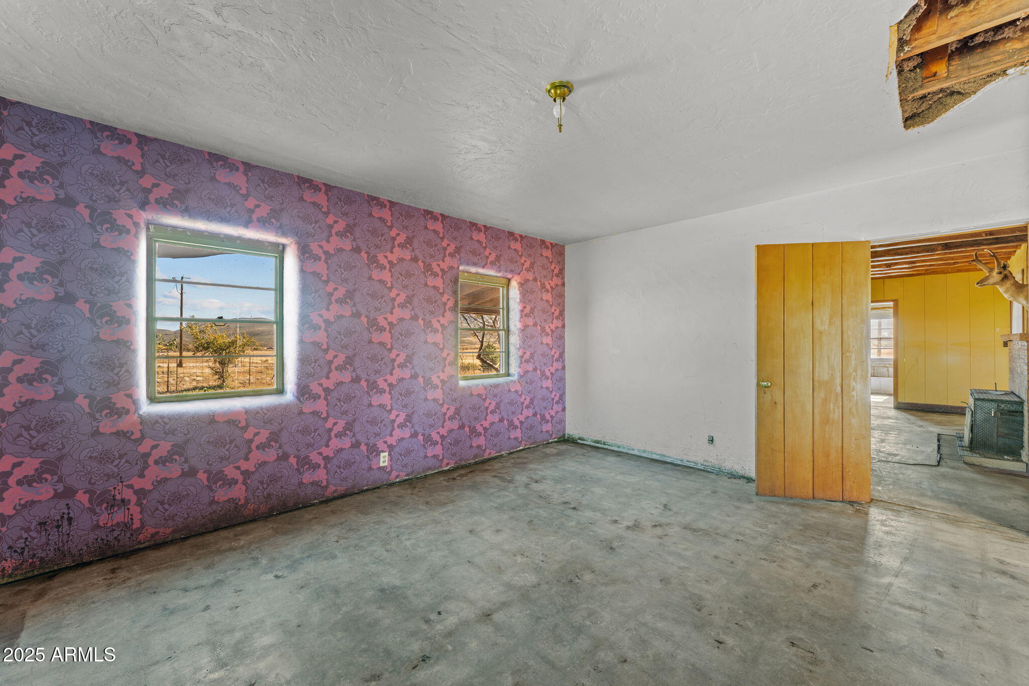 16057 Sickles Ranch Road Peeples Valley, AZ 86332 - Photo 15 of 39 a view of an empty room with a window