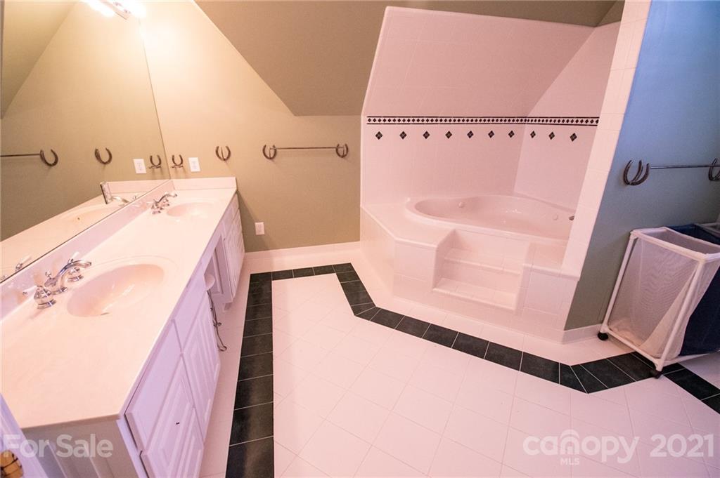 127 Alan Drive Boone, NC 28607 - Photo 33 of 37 a utility room with dryer and washer