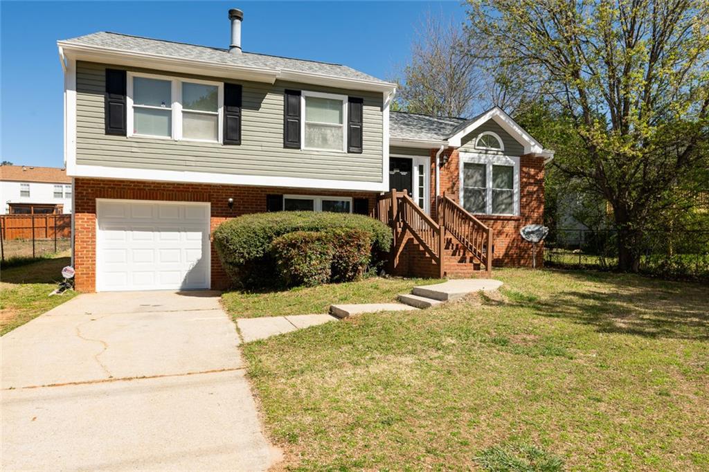 a view of a yard in front of a house