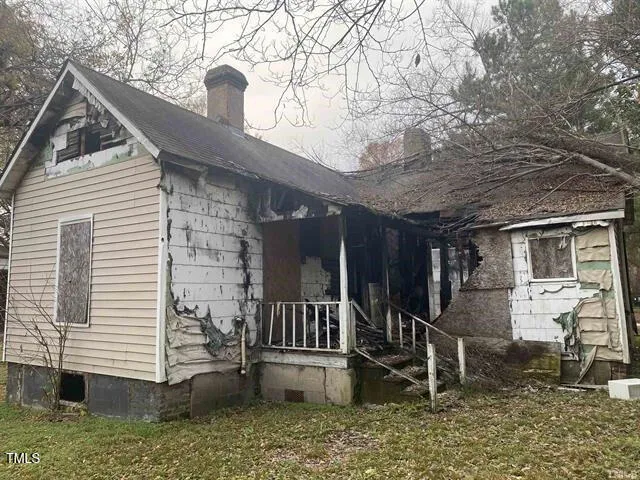 a view of house with backyard porch and furniture