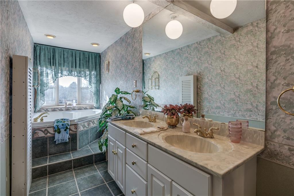 3810 Anderson Road Gibsonia, PA 15044 - Photo 14 of 22 Main Bathroom