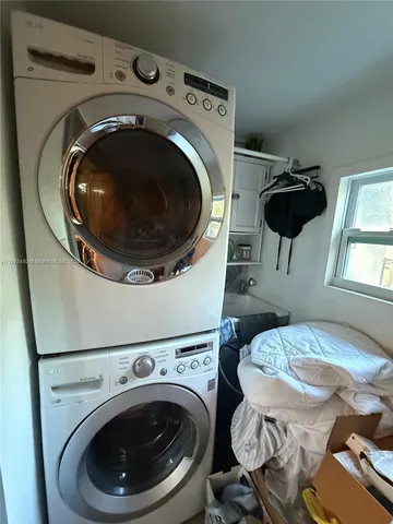 a close up view of washer and dryer