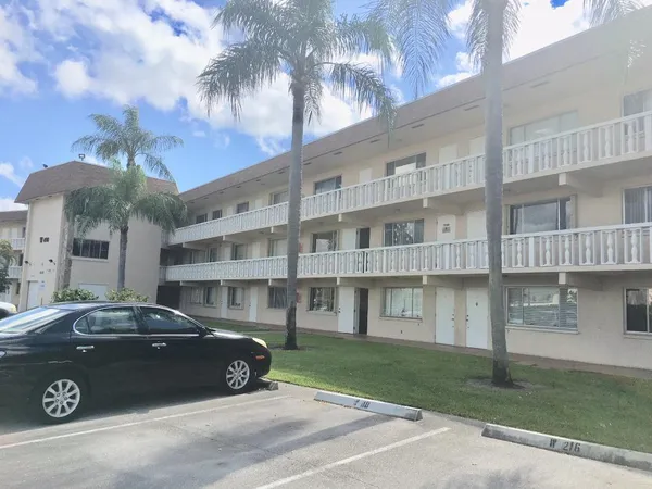 $1,250 | 400 Village Green Circle West, Unit 317, Palm Springs, FL 33461