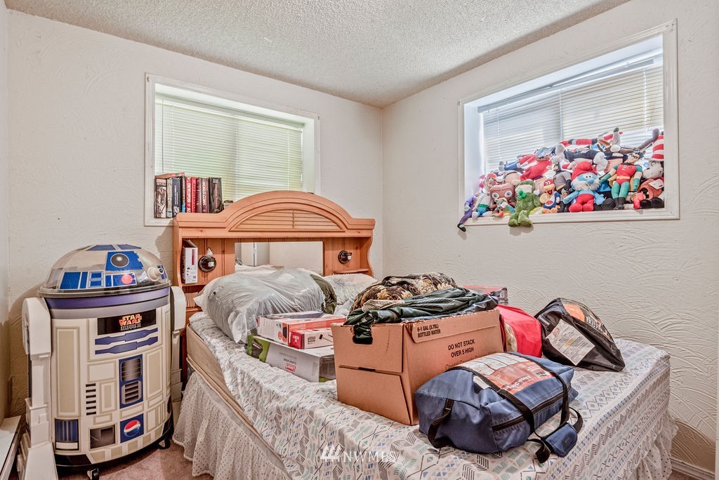 312 Ferncrest Road Longview, WA 98632 - Photo 21 of 29 a bedroom with a bed and a window