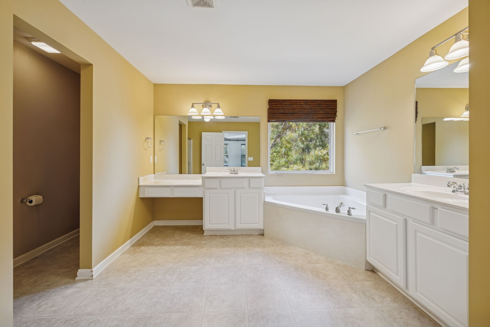 322 Forest Bend Drive Mount Juliet, TN 37122 - Photo 35 of 62 a bathroom with a bathtub sink and mirror