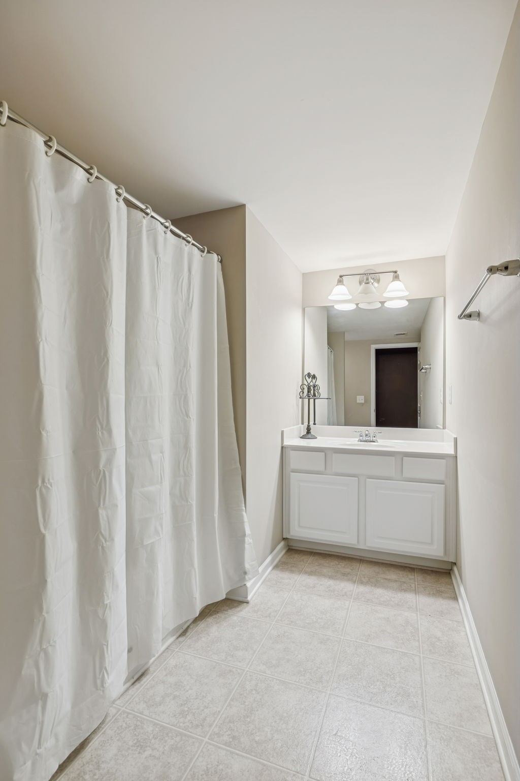 322 Forest Bend Drive Mount Juliet, TN 37122 - Photo 47 of 62 a bathroom with a sink a mirror and a bathtub