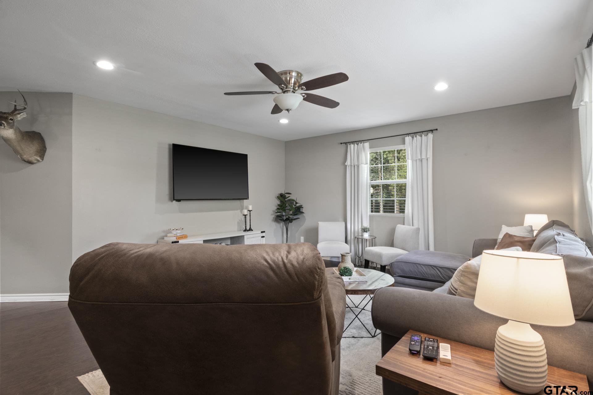 655 Daingerfield Street Pittsburg, TX 75686 - Photo 2 of 27 a living room with furniture and a flat screen tv