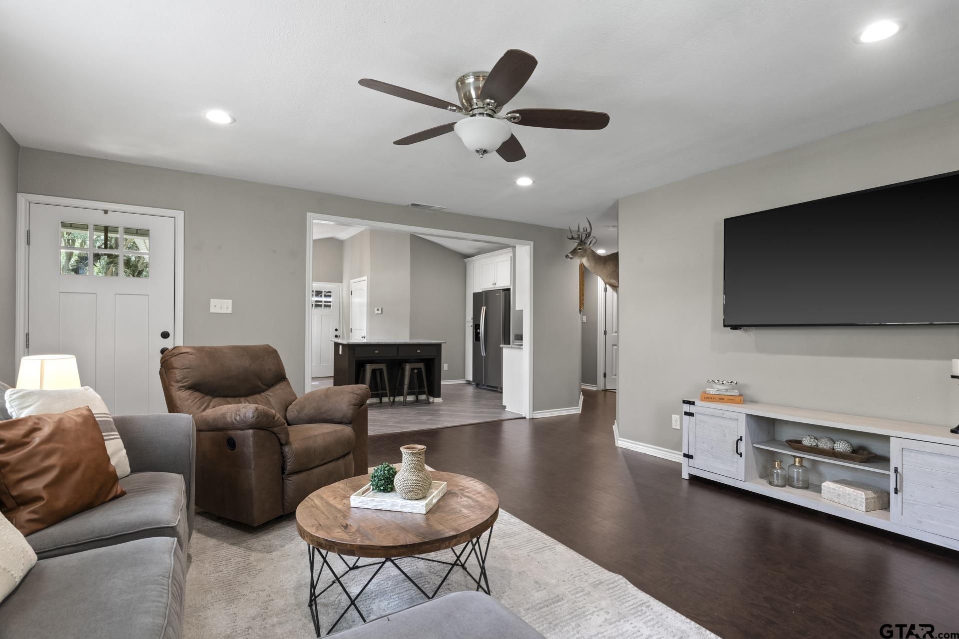655 Daingerfield Street Pittsburg, TX 75686 - Photo 5 of 27 a living room with furniture and a flat screen tv