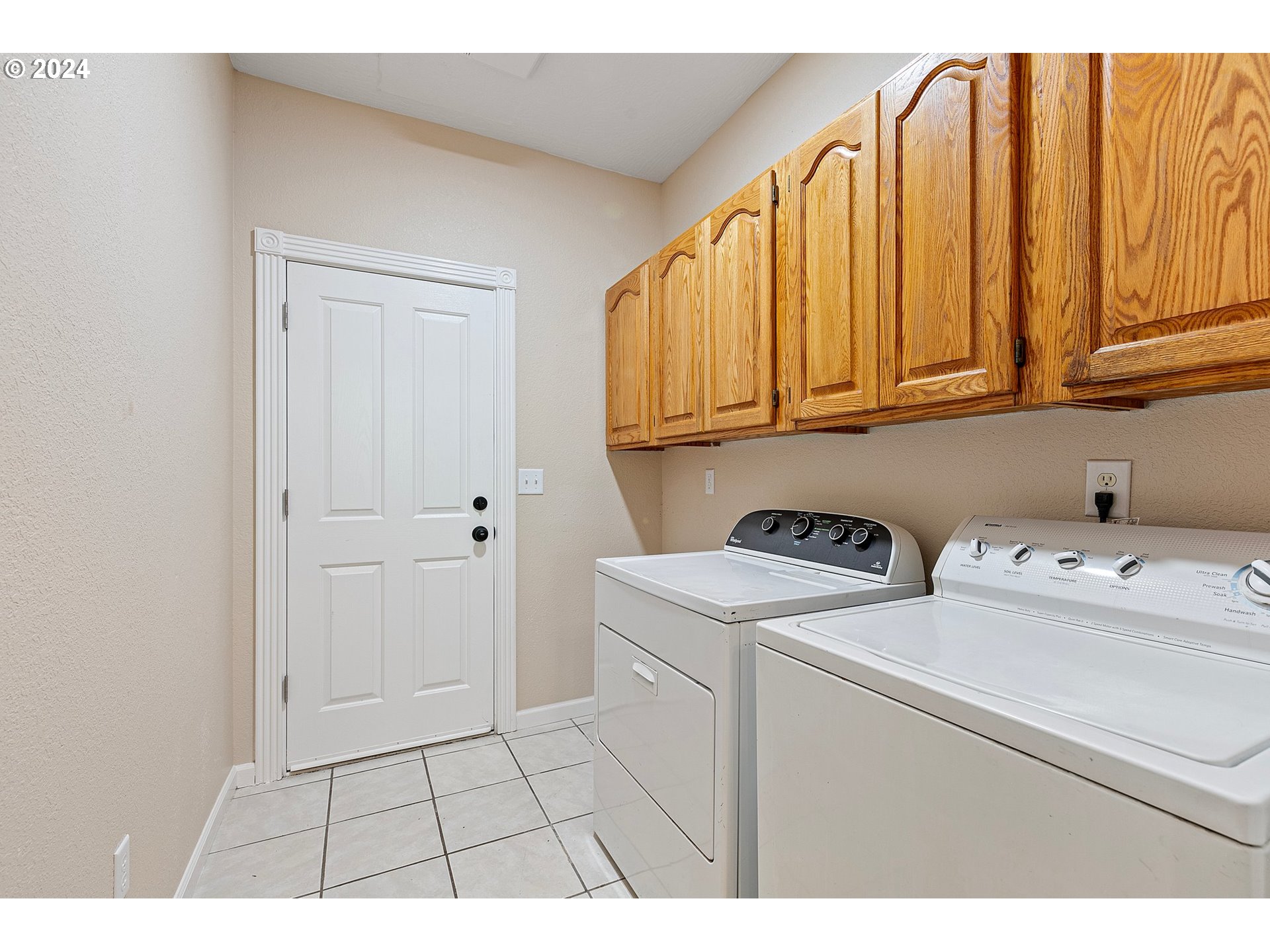 626 South 73rd Street Springfield, OR 97478 - Photo 15 of 46 a utility room with dryer and washer