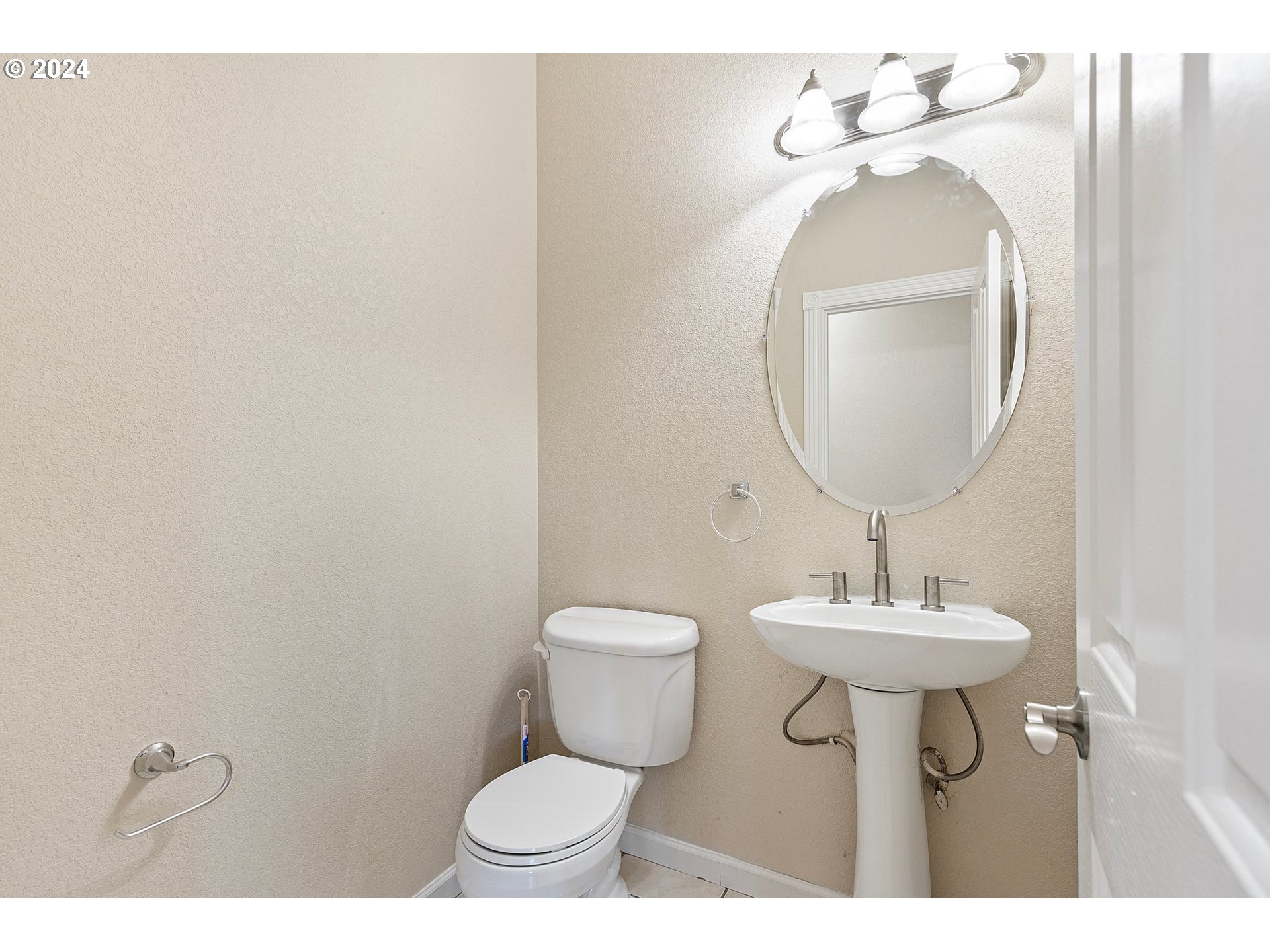 626 South 73rd Street Springfield, OR 97478 - Photo 16 of 46 a bathroom with a toilet sink and mirror