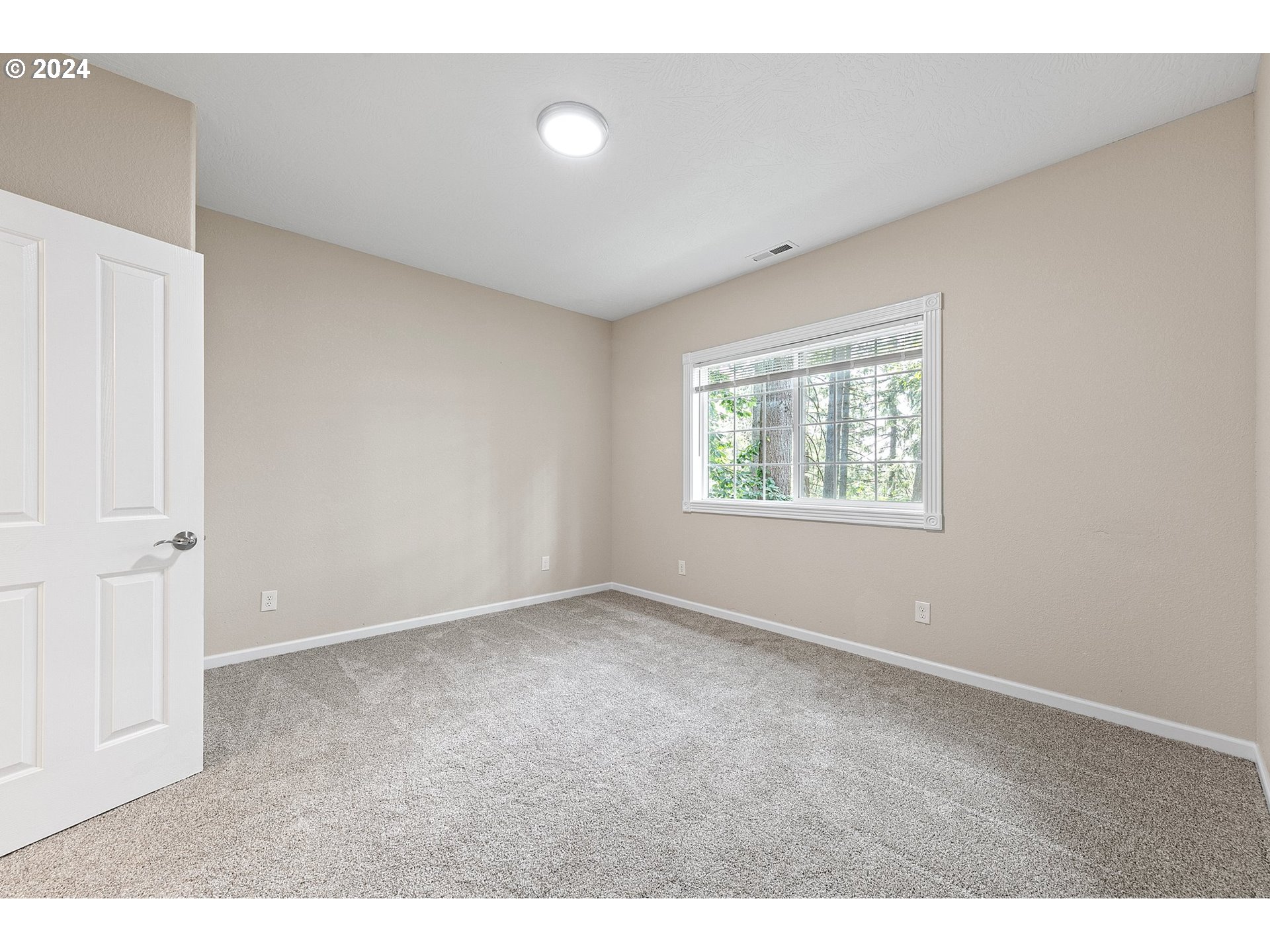 626 South 73rd Street Springfield, OR 97478 - Photo 17 of 46 an empty room with windows