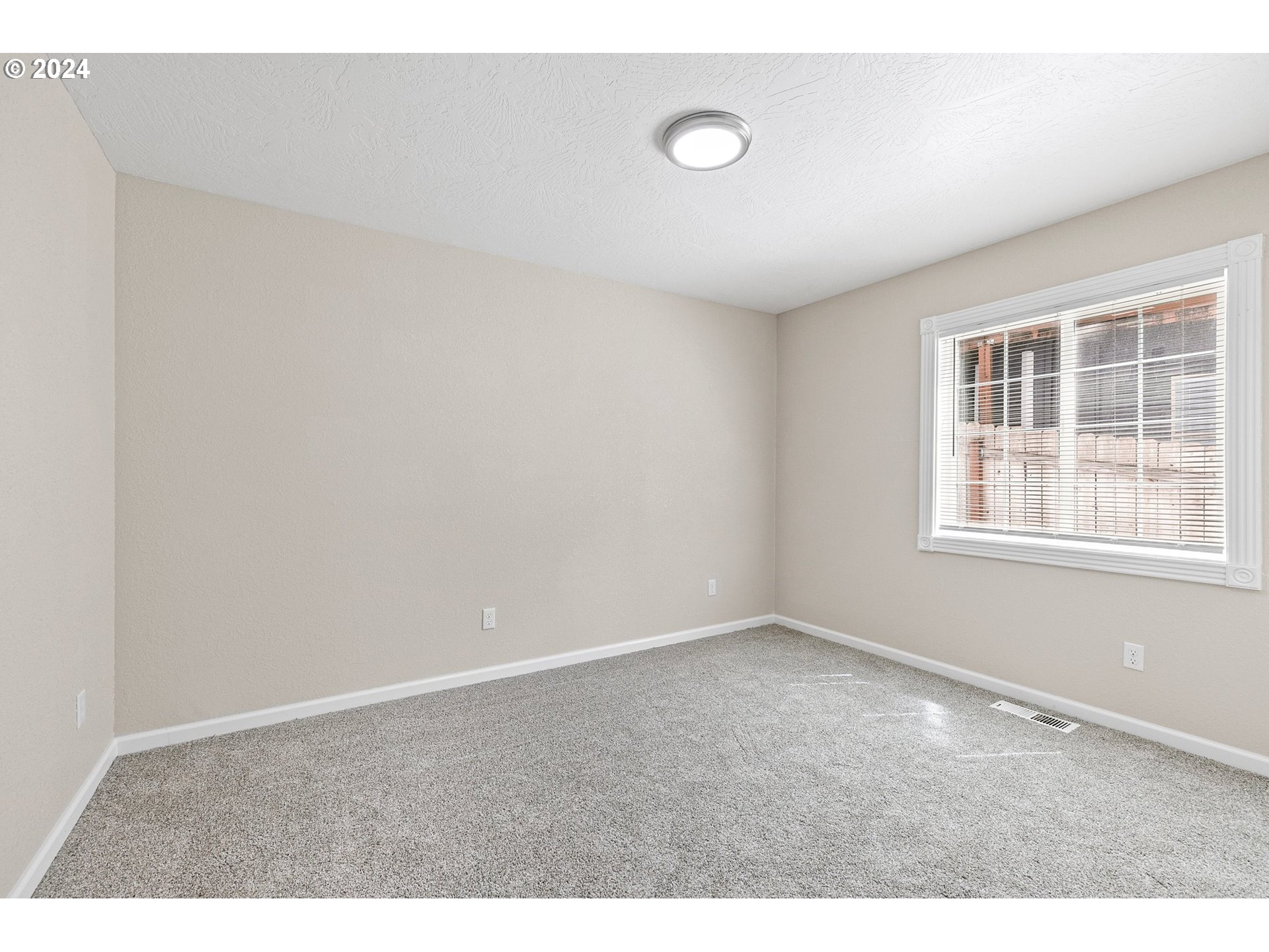 626 South 73rd Street Springfield, OR 97478 - Photo 33 of 46 an empty room with windows
