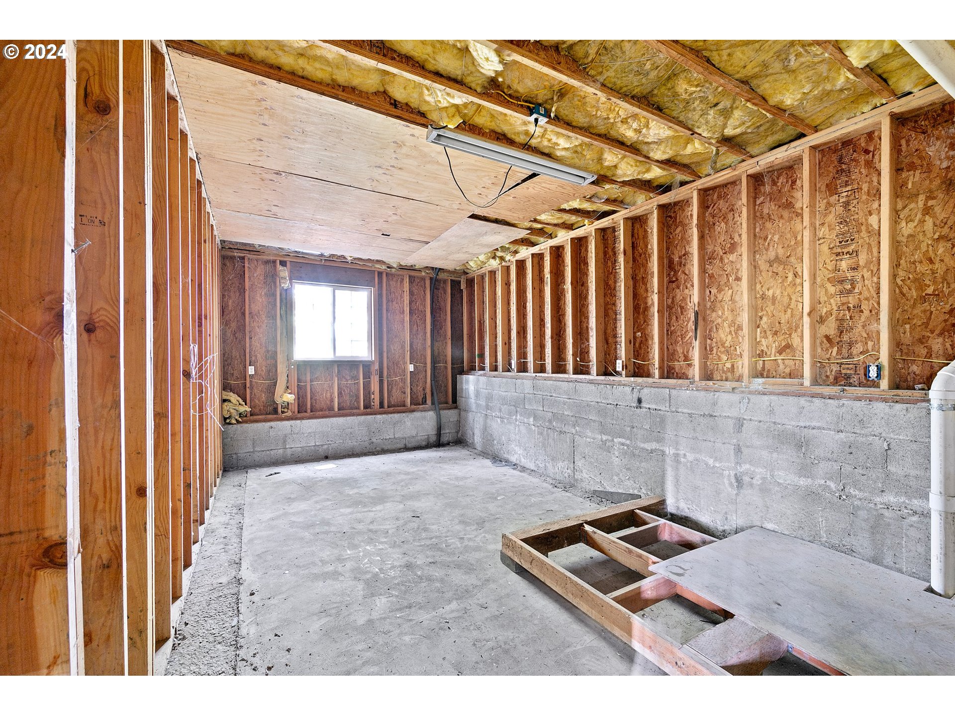 626 South 73rd Street Springfield, OR 97478 - Photo 41 of 46 a living room with furniture and a window