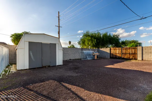 a view of a backyard