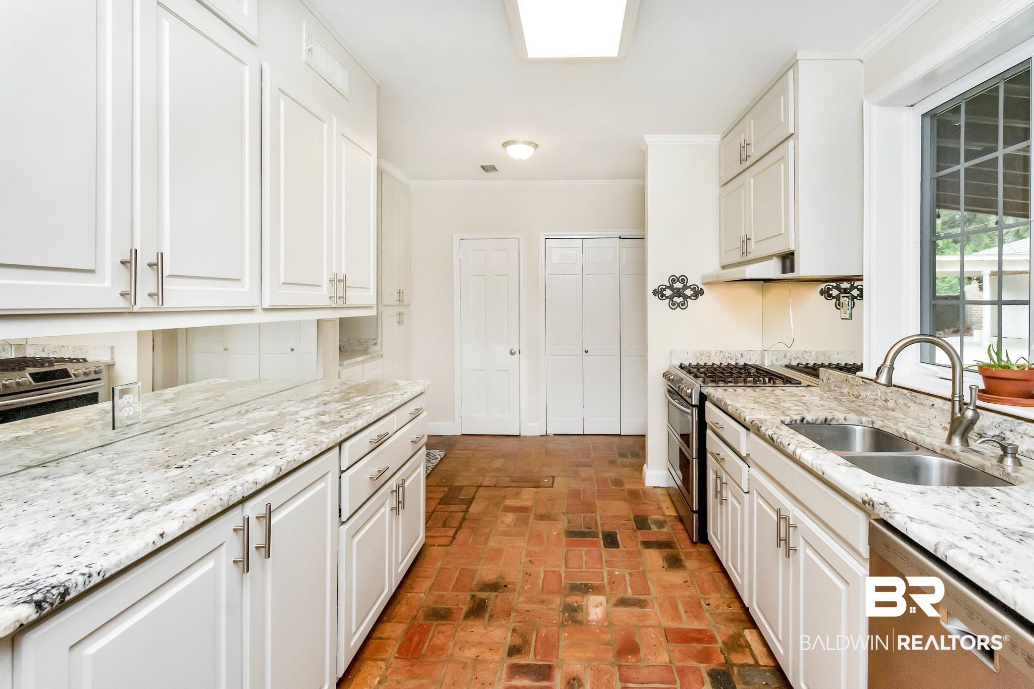 255 Woodlands Avenue Mobile, AL 36607 - Photo 4 of 34