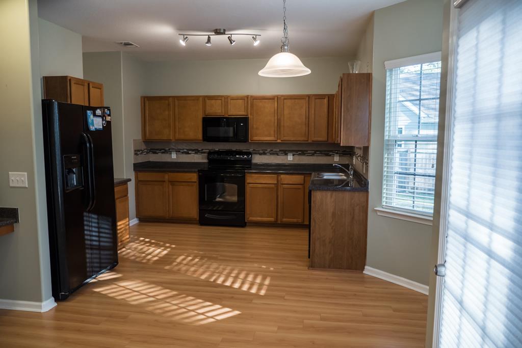 111 Covington Pointe Drive Brunswick, GA 31523 - Photo 9 of 29 Large kitchen with ample cabinets.