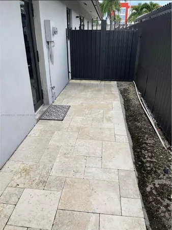 a view of a backyard