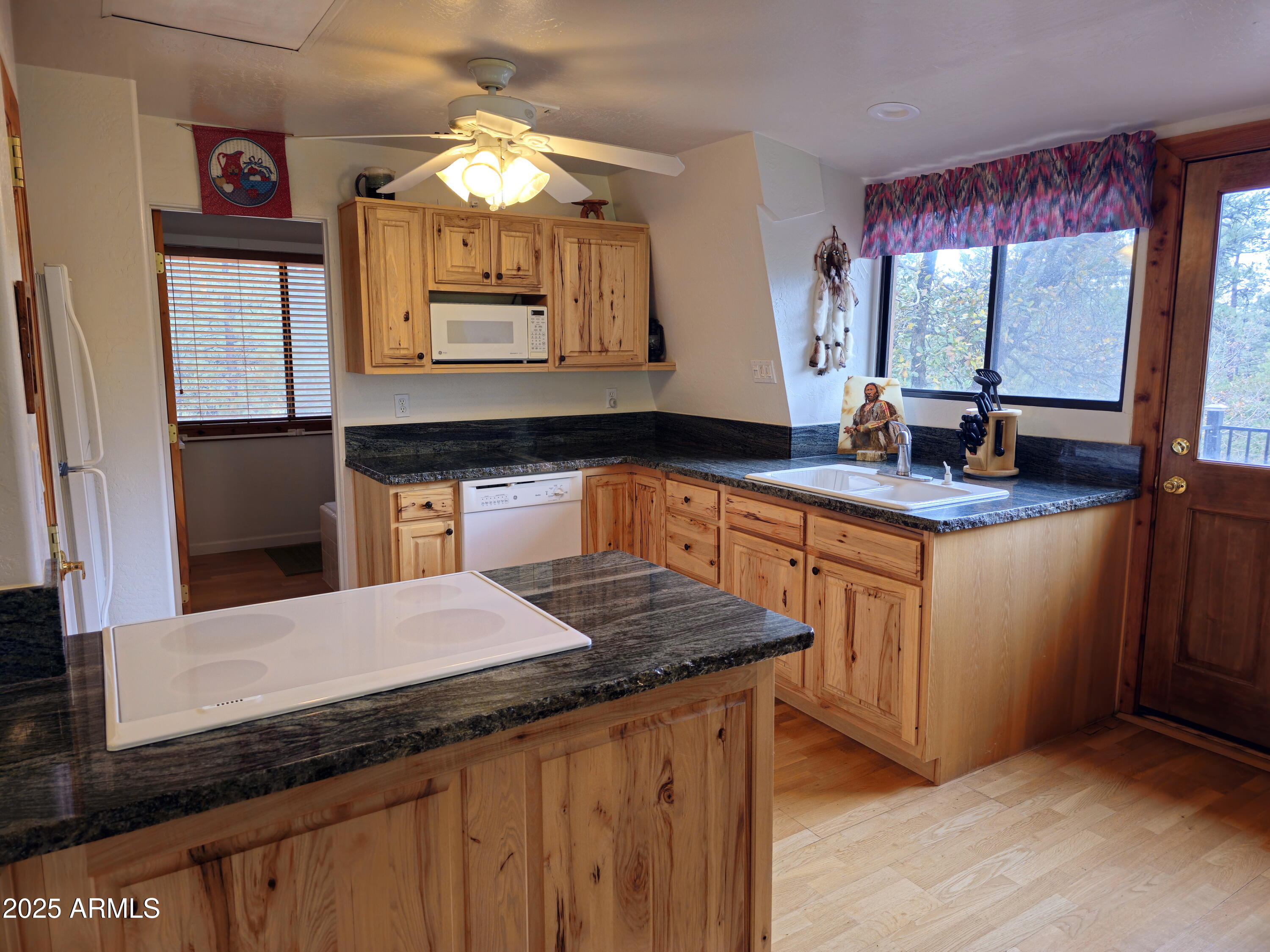 134 East Belluzzi Boulevard Payson, AZ 85541 - Photo 5 of 23 Kitchen