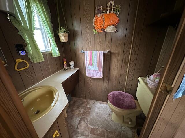 134 Maple Drive Cresco, PA 18326 - Photo 11 of 13 a bathroom with a toilet mirror and tub