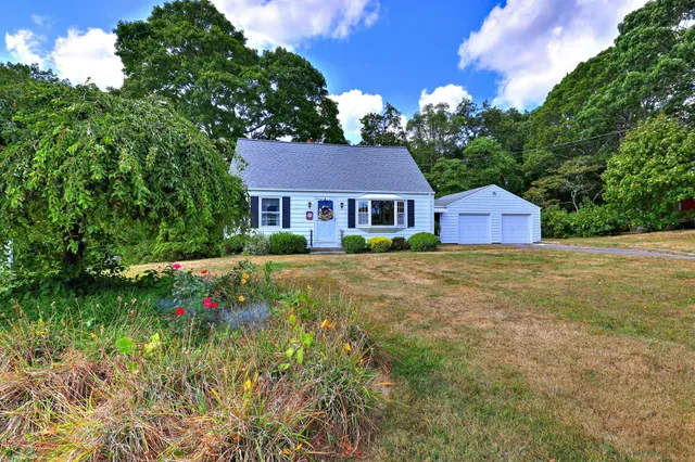 a view of house with garden