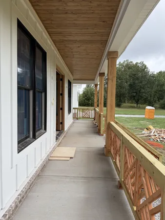 a view of a back yard