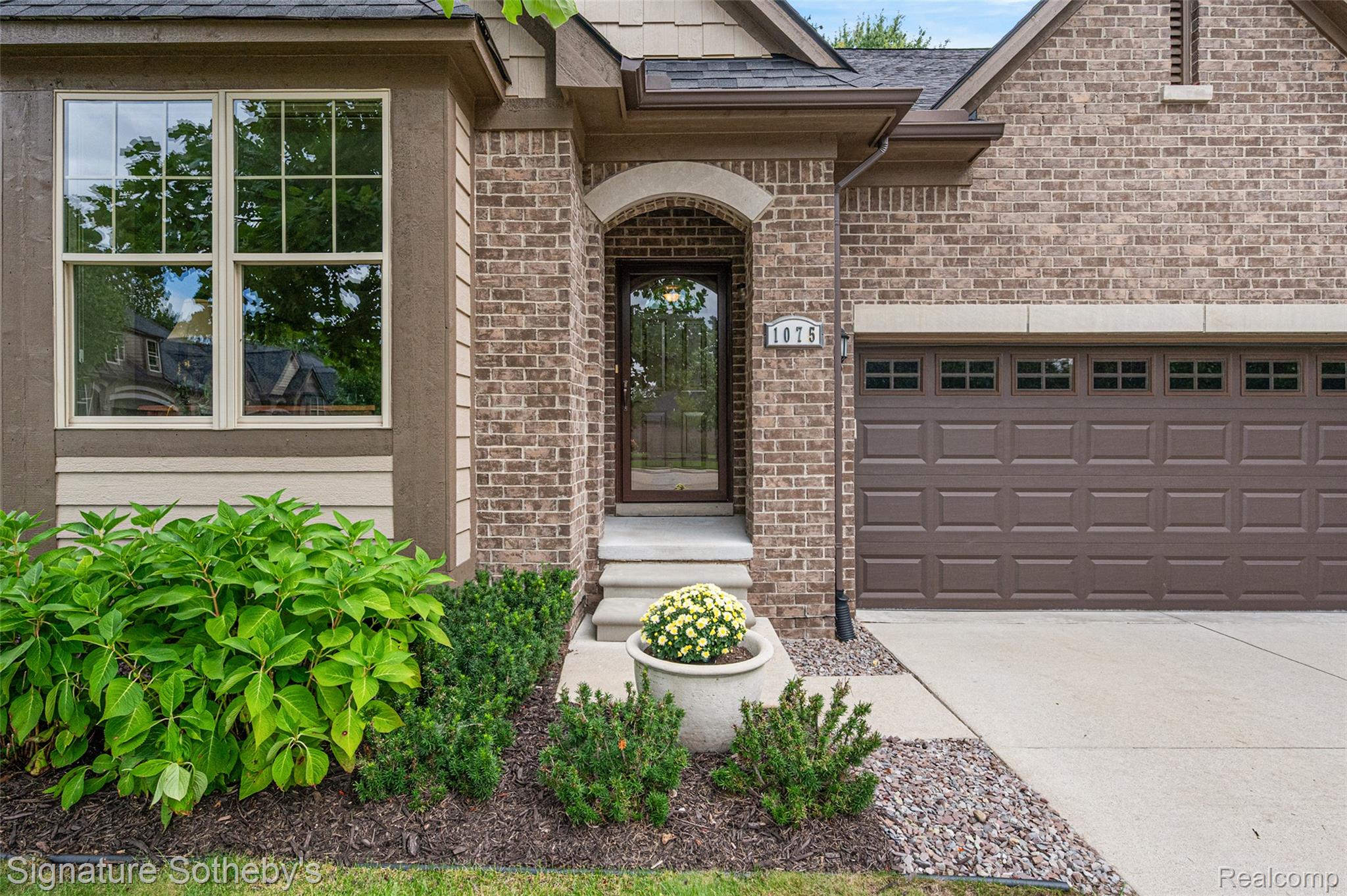 1075 Hampshire Court Rochester, MI 48307 - Photo 2 of 29 02-1075 Hampshire Ct-3.jpg