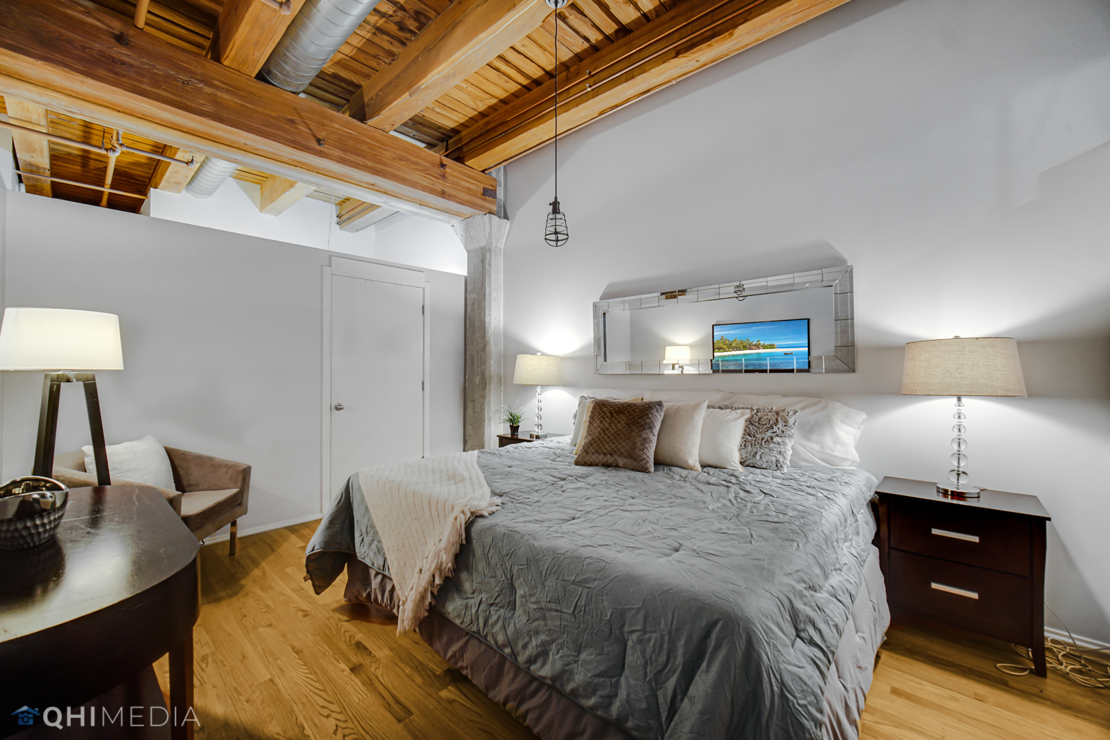 333 South Desplaines Street, Unit 314 Chicago, IL 60661 - Photo 15 of 22 a bedroom with a bed and a lamp on table
