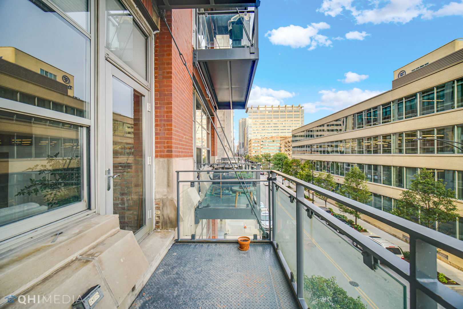 333 South Desplaines Street, Unit 314 Chicago, IL 60661 - Photo 19 of 22 a view of a balcony with a large tree
