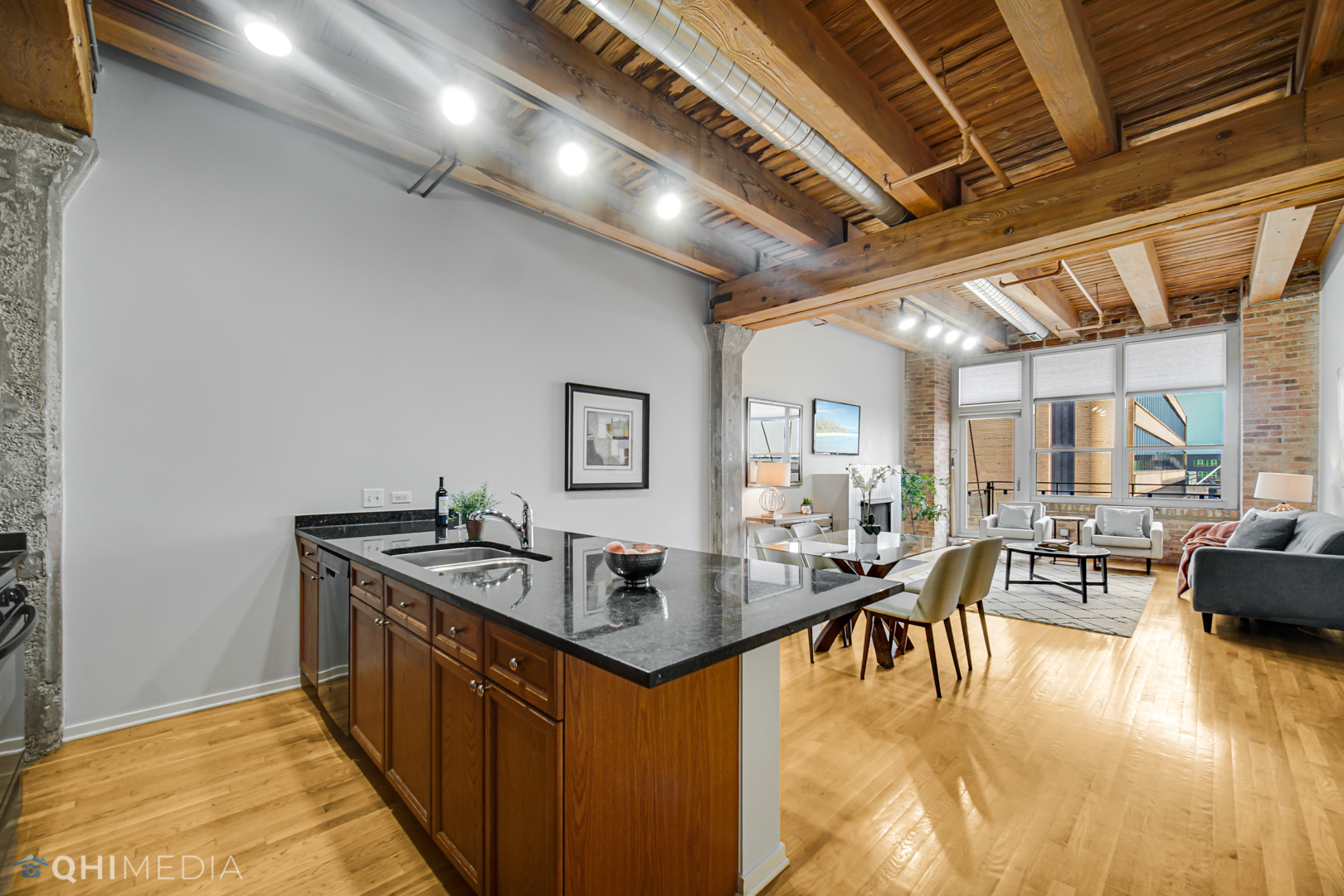 333 South Desplaines Street, Unit 314 Chicago, IL 60661 - Photo 4 of 22 a living room with stainless steel appliances granite countertop lots of counter space