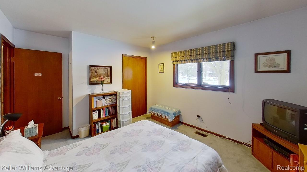 54523 Mound Road Utica, MI 48316 - Photo 16 of 28 54523-Mound-Rd-Bedroom(1).jpg