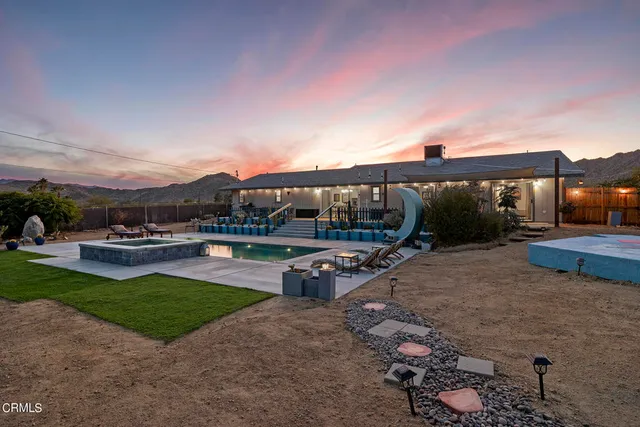 a view of a yard in front of the house