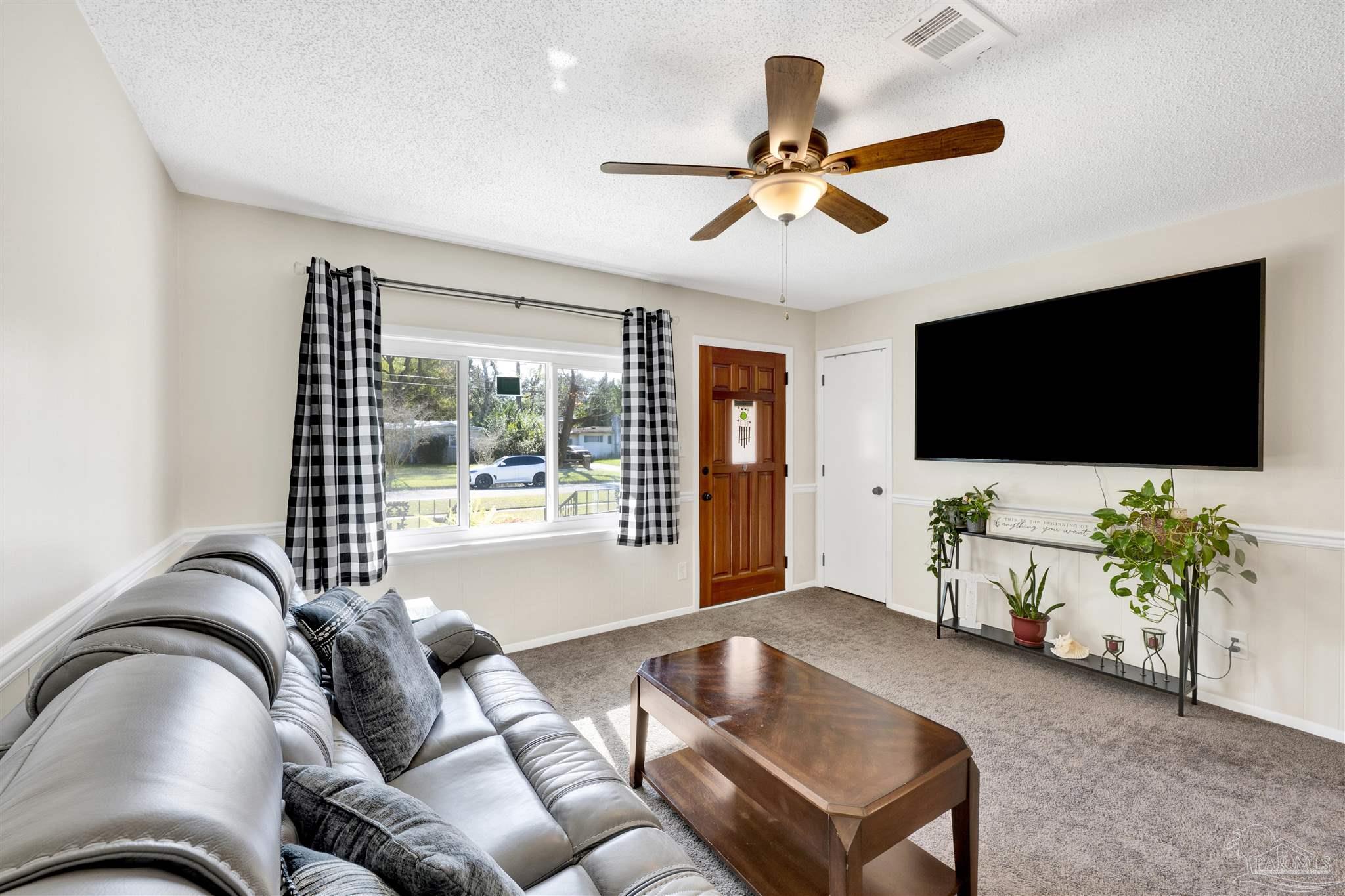 14 Nottingham Way Pensacola, FL 32506 - Photo 4 of 52 Inviting neutral tones