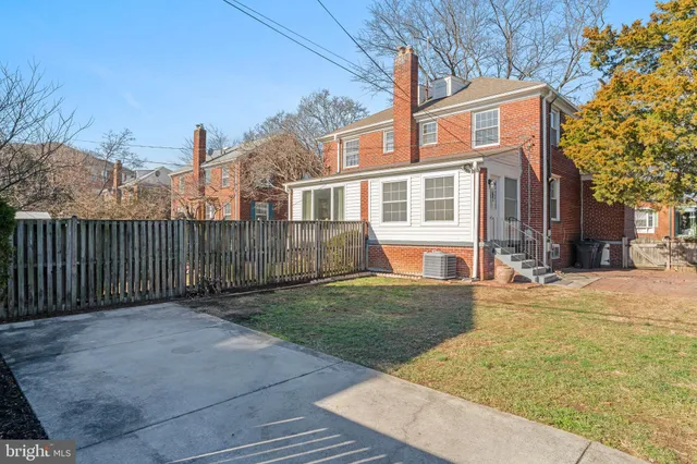 $3,950 | 2100 27th Street South, Arlington, VA 22206