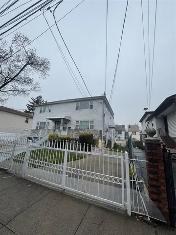 a view of entryway with a small yard