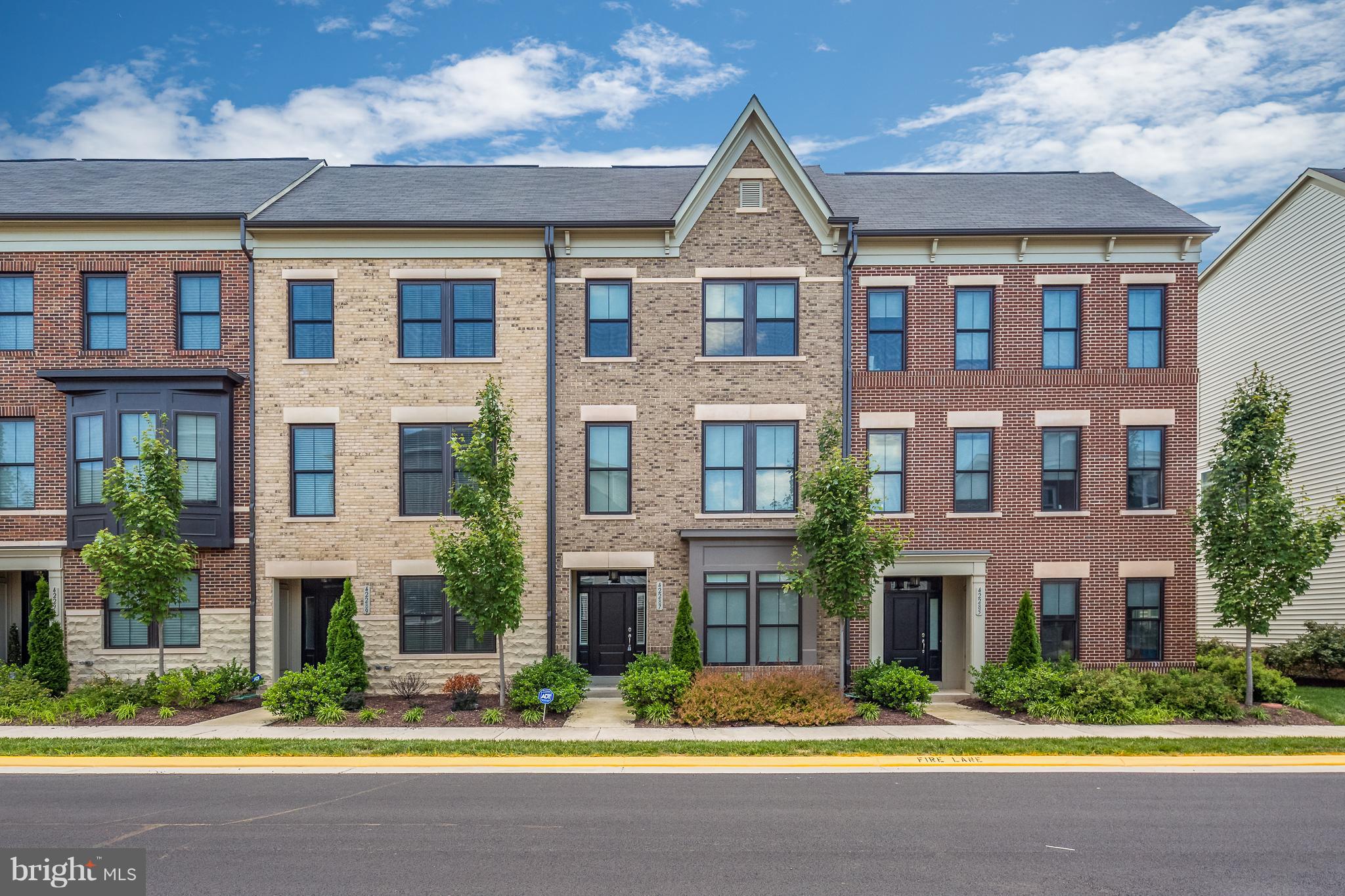 WELCOME HOME -STUNNING TOWNHOME