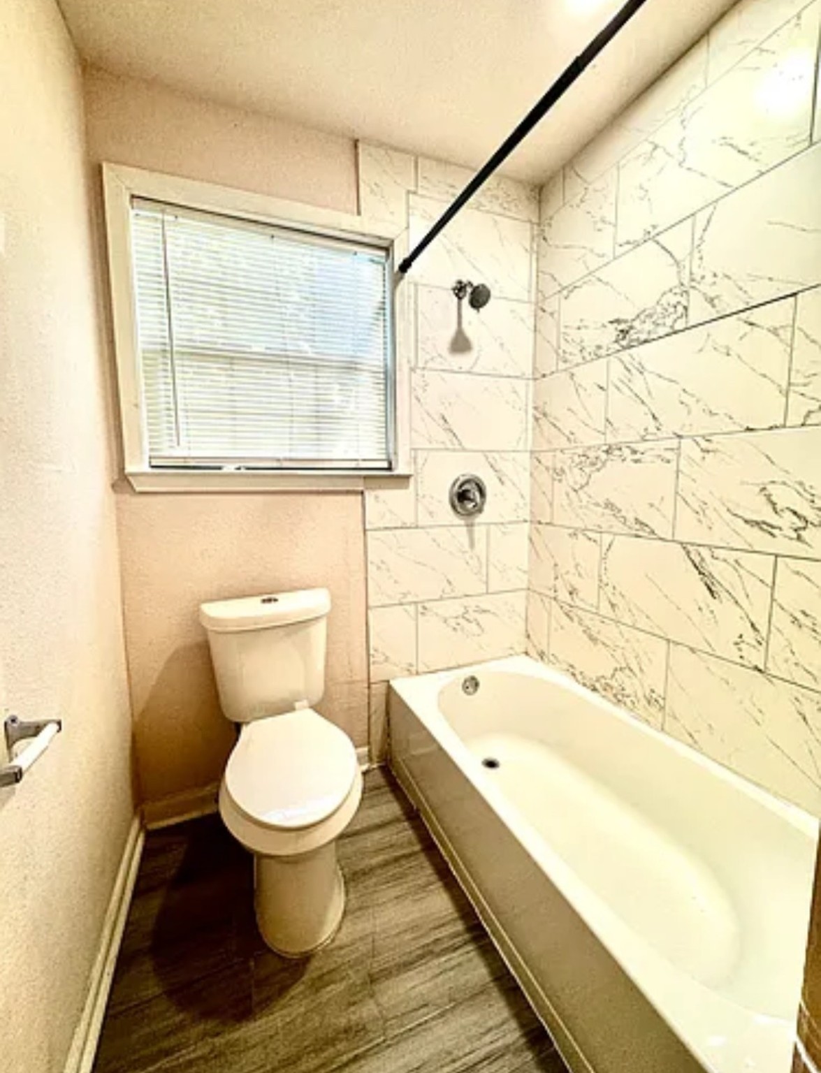 7339 Mountbatten Road Houston, TX 77033 - Photo 8 of 33 a bathroom with a toilet and a bathtub