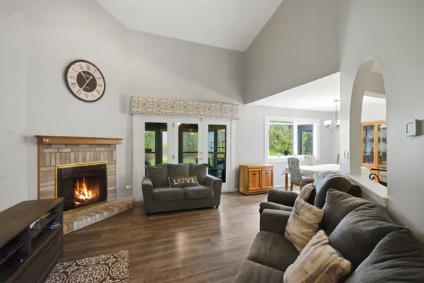 $385,000 | 1661 Carmel Court, Hoffman Estates, IL 60169