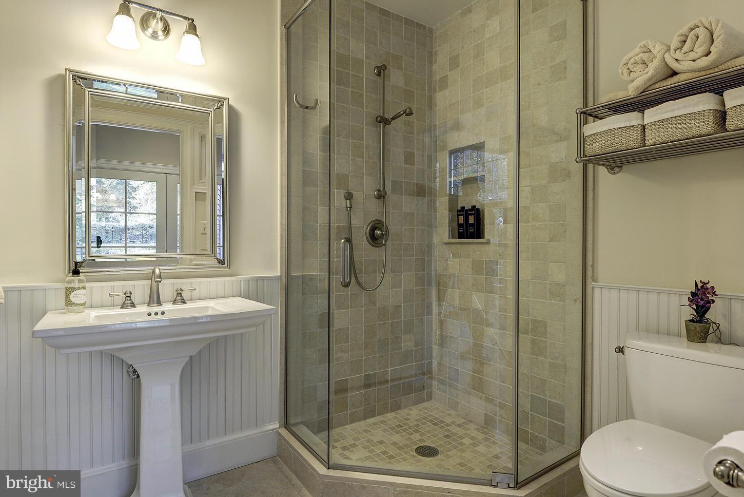 957 Bellview Road McLean, VA 22102 - Photo 17 of 30 Main Level Full Bath