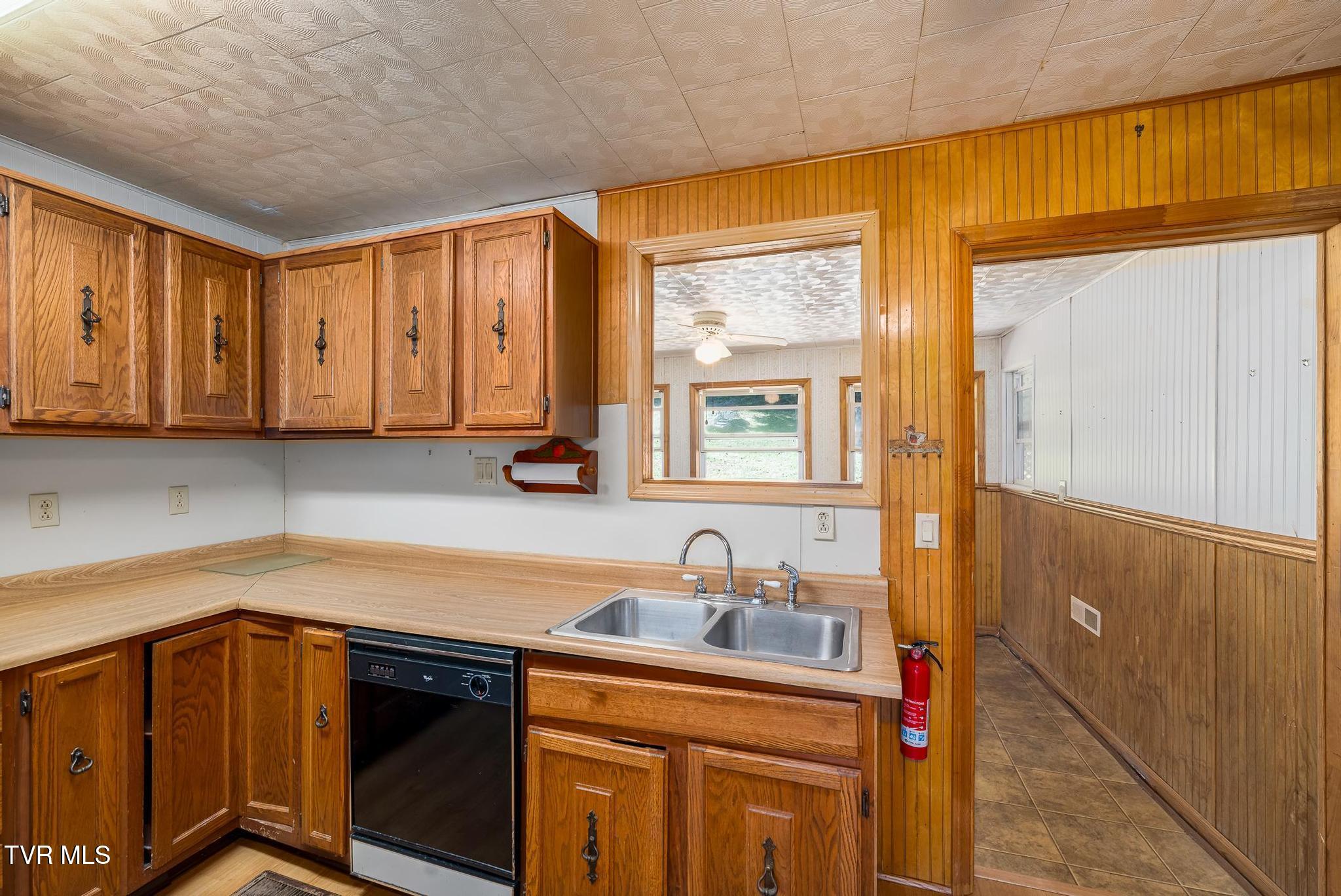 10590 Oak Grove Road Bristol, VA 24202 - Photo 9 of 42 10590 Oak Grove Rd (61 of 78)