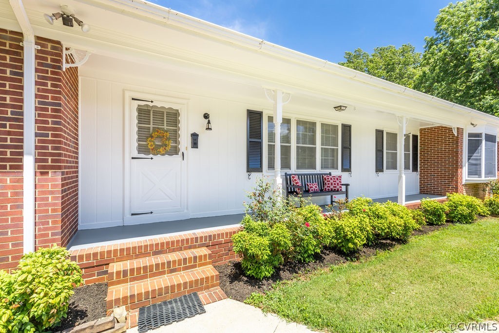 558 Broad St Road Manakin-Sabot, VA 23103 - Photo 3 of 42 a front view of a house with garden