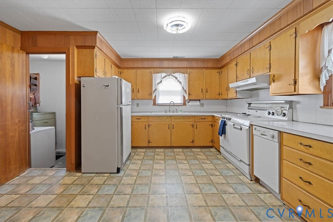 106 Sylvan Road Wakefield, VA 23888 - Photo 12 of 29 Kitchen with light countertops, white appliances,