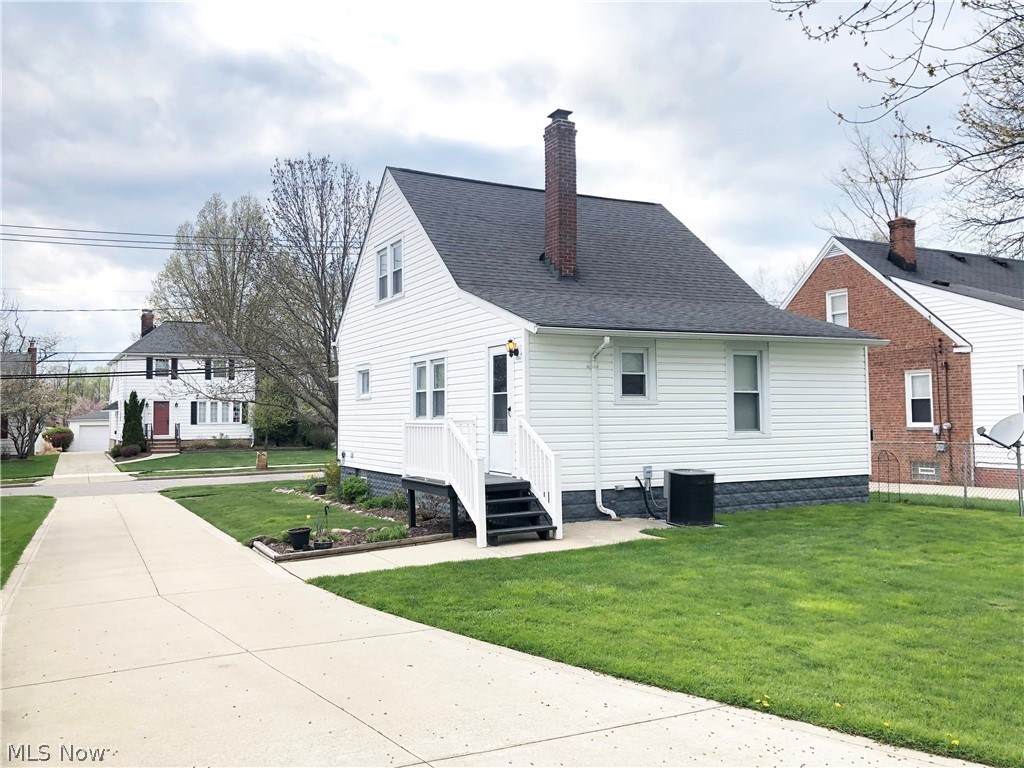 1403 Irene Road Lyndhurst, OH 44124 - Photo 4 of 29