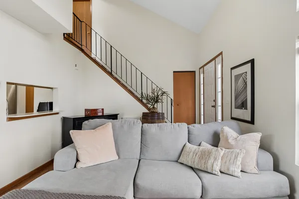 $294,900 | 513 East Avenue, Unit 513, Streamwood, IL 60107
