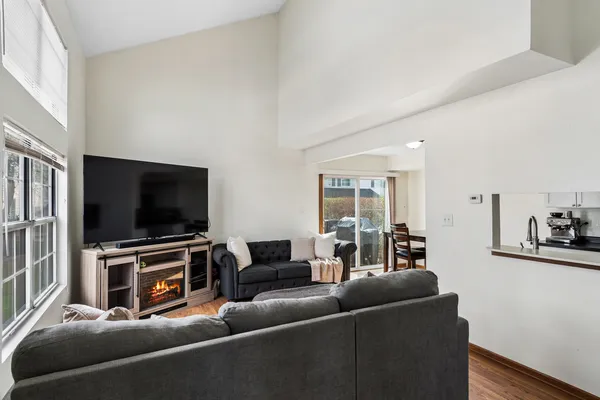 $294,900 | 513 East Avenue, Unit 513, Streamwood, IL 60107