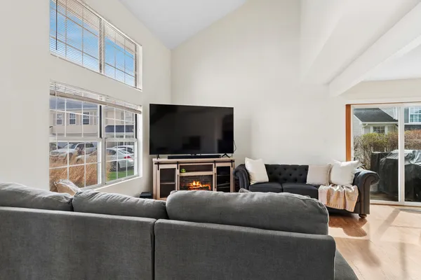 $294,900 | 513 East Avenue, Unit 513, Streamwood, IL 60107