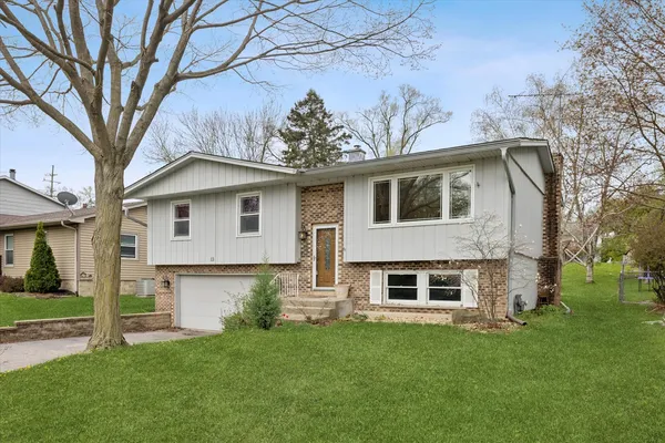 $349,900 | 13 Hawthorne Road, Lake In The Hills, IL 60156