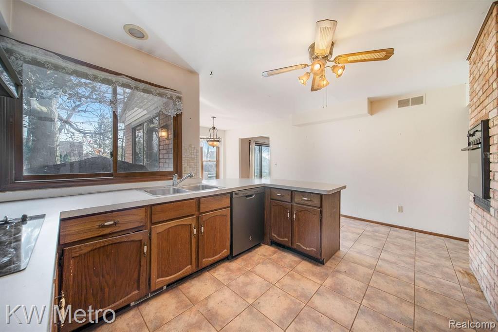 1206 Hathaway Rising Rochester Hills, MI 48306 - Photo 5 of 25