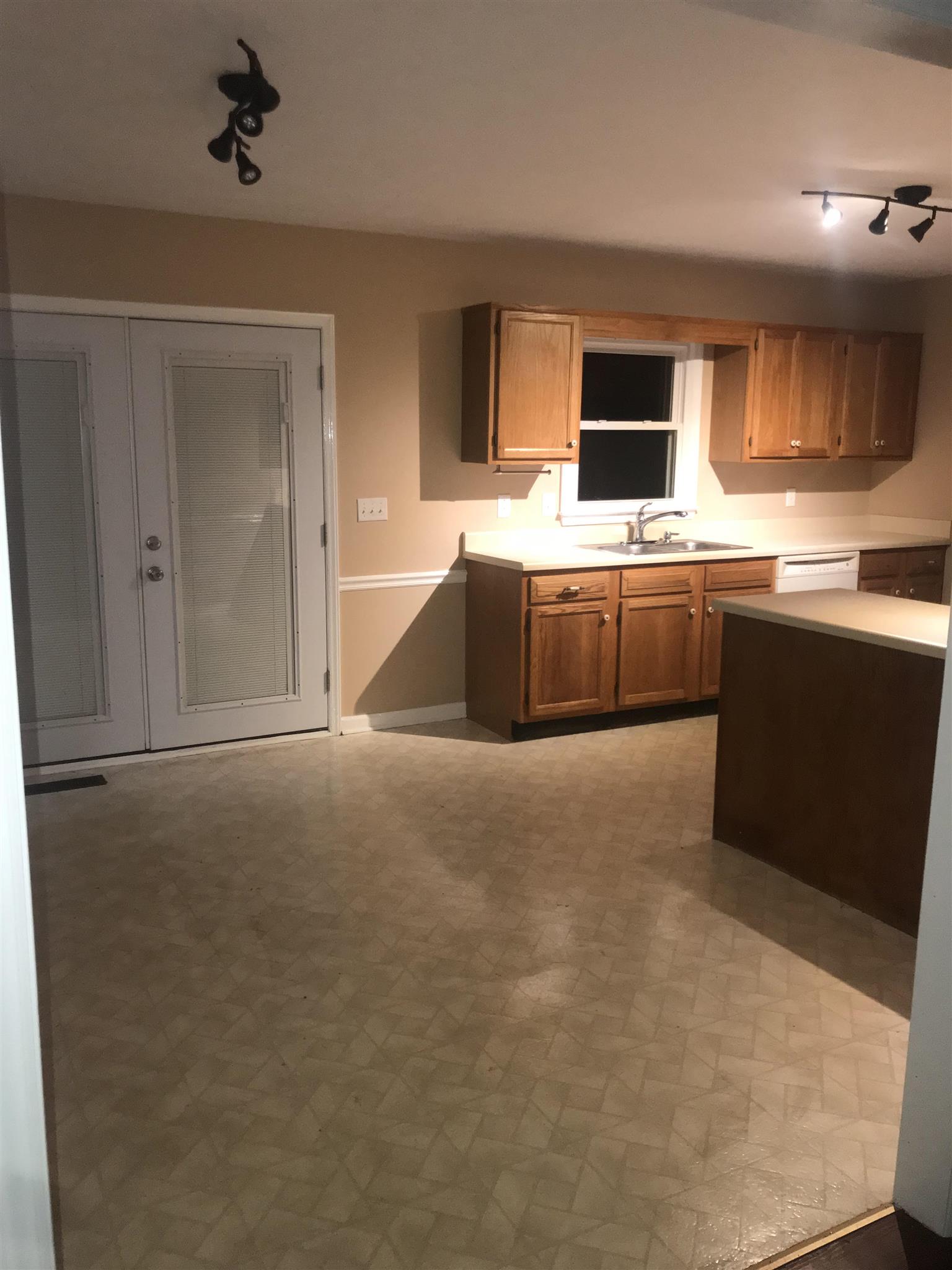 3404 Laurel Mountain Road Murfreesboro, TN 37129 - Photo 8 of 18 Eat- In area
